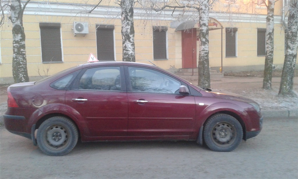 Красный учебный Ford Focus, вид сбоку