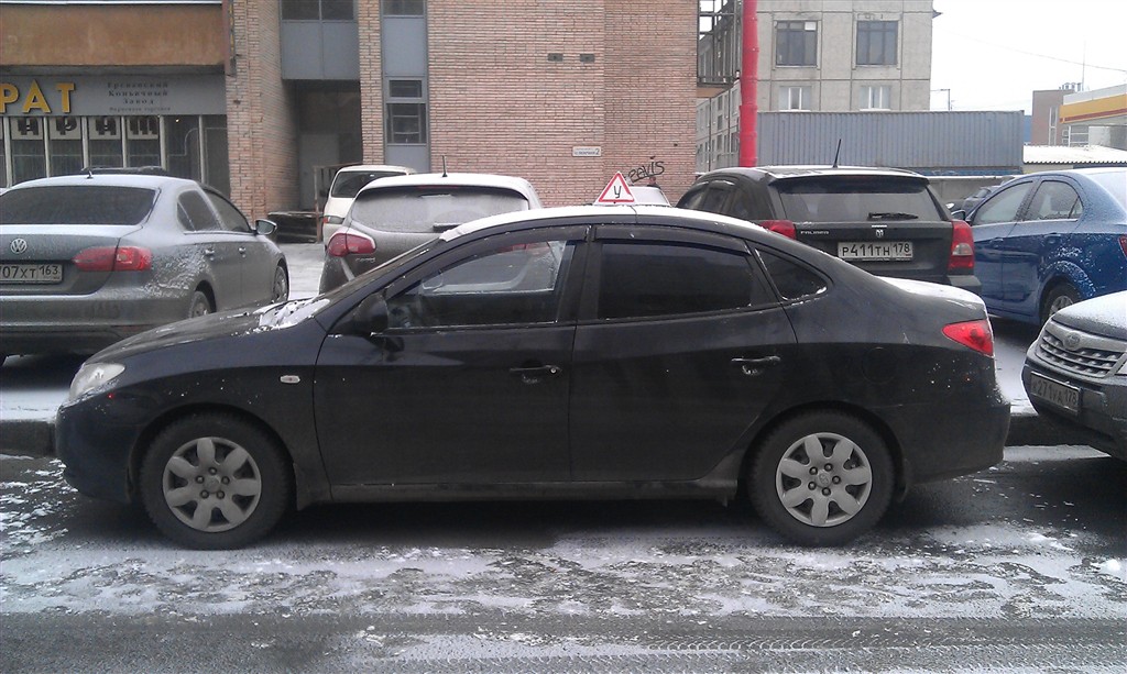 Чёрный учебный Hyundai Elantra, вид сбоку