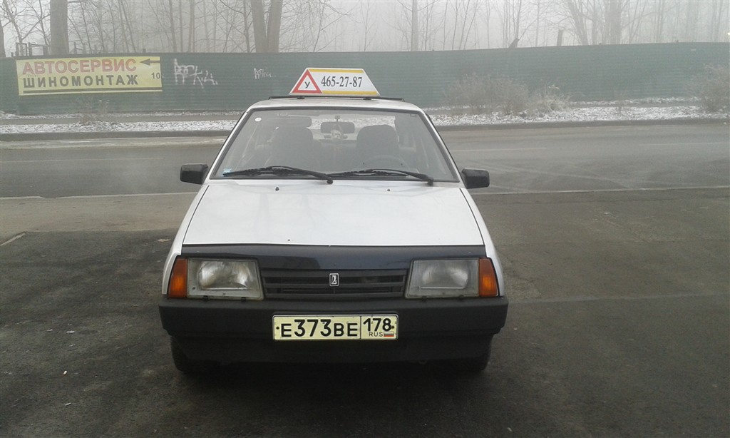 Белая учебная Lada Samara, вид спереди