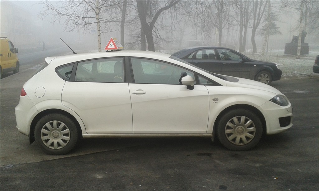 Белый учебный SEAT Leon, вид сбоку