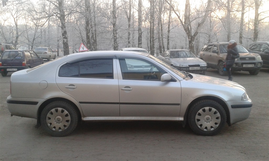 Серебристая учебная Škoda Octavia, вид сбоку